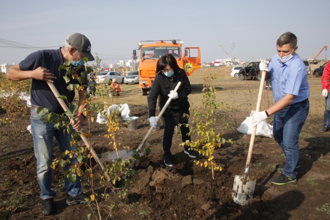 Сардана Авксентьева приняла участие в высадке деревьев в Парке Победы