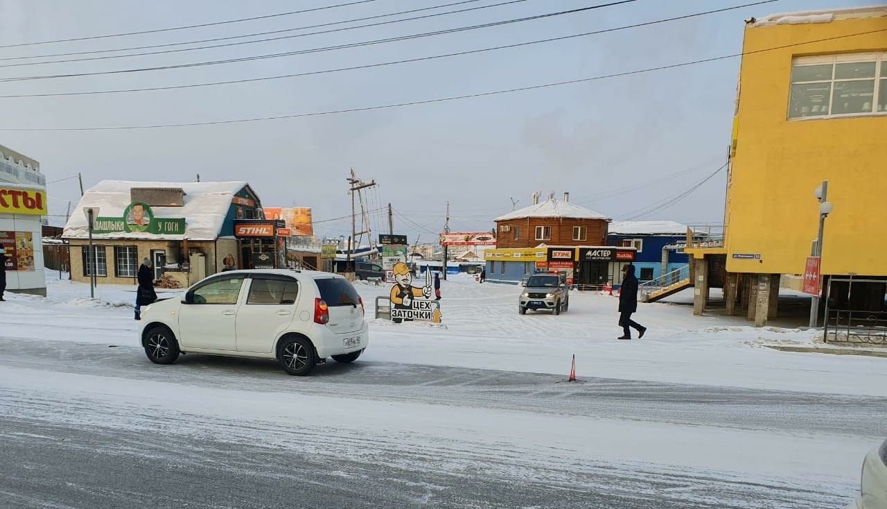 Что творится в якутске. Теплые остановки Якутск на ул Жорницкого. Фото улицы Жорницкого Якутск с машиной на крыше.