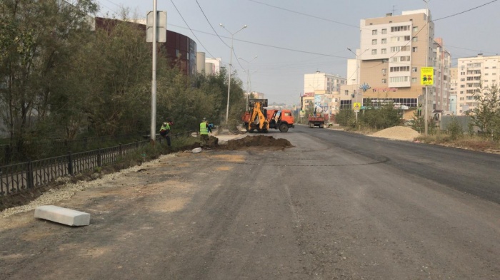 МКУ «Главстрой» потребовал демонтировать уложенный не по нормативам асфальт на улице Петровского
