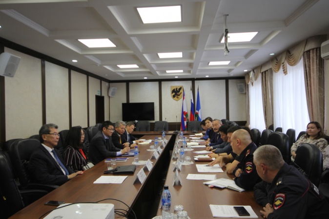 Павел Кириллин встретился с Чрезвычайным и Полномочным послом Киргизской Республики в РФ Аликбеком Джекшенкуловым
