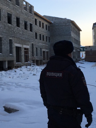 В Якутске проверяют заброшенные объекты и стройки возле школ