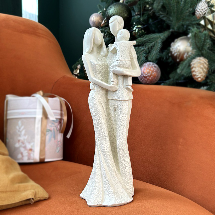 Фото - статуэтка Влюбленная пара с ребенком слоновая кость 