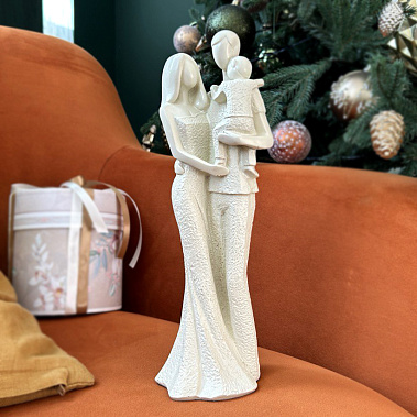 Фото - статуэтка Влюбленная пара с ребенком слоновая кость 