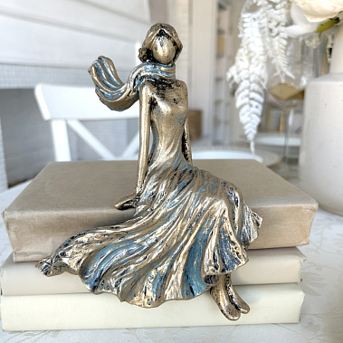 Фото - статуэтка Сидящая девушка и ветер бирюза 